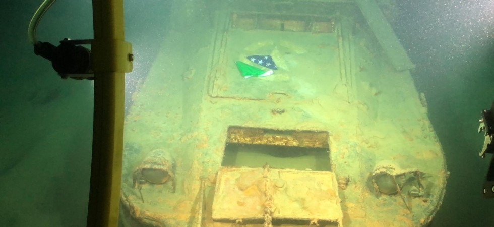 Bandiere d'Italia e Stati Uniti posate sul Dukw a -276 metri nel Garda